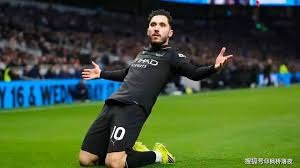 哈兰德晒与母亲、哥哥合照：老大、我和我哥